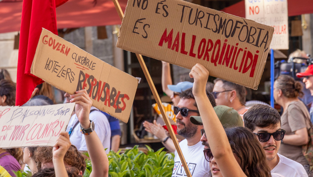 Manifestants contra el turisme de masses aquest diumenge a Palma (EFE/Cati Cladera)