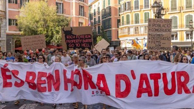 Unes 8.000 persones segons la Policia Nacional, 30.000 segons els organitzadors, s'han unit a la manifestació de Palma (EFE/Cati Cladera)