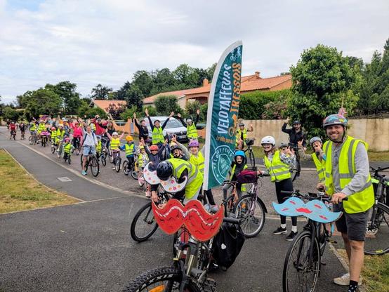 Cortège de 70 personnes pour les vélos en fête. Tout le monde lève les bras pour la photo.