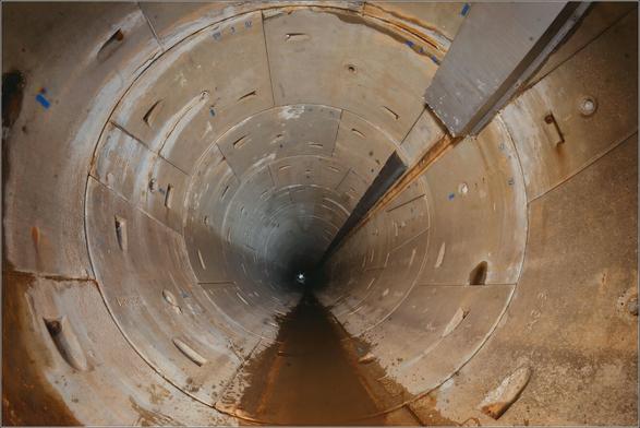 Un égout se présentant sous forme d'un tunnel circulaire de presque 5 mètres de diamètre.