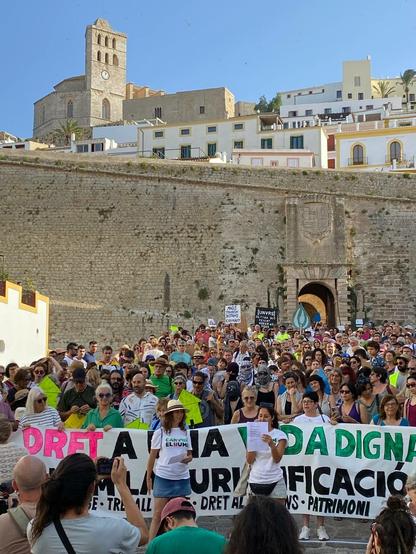 Manifestació Per una vida digna. Amb Dalt Vila de fons.