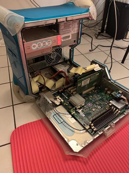 l'ordinateur ouvert, on voit la carte mère, les disques durs, le lecteur CD, le lecteur ZIP et la carte graphique