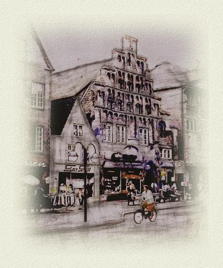 Bearbeites Foto das nun aussieht wie eine Zeichnung: Ein Haus mit Stufengibel zwischen anderen Häuser in Husum, im unteren Bereich Geschäfte, davor Menschen und auf der Straße eine Radfahrerin.

Edited photo that now looks like a drawing: A house with a stepped gable between other houses in Husum, stores in the lower area, people in front of it and a cyclist on the street.