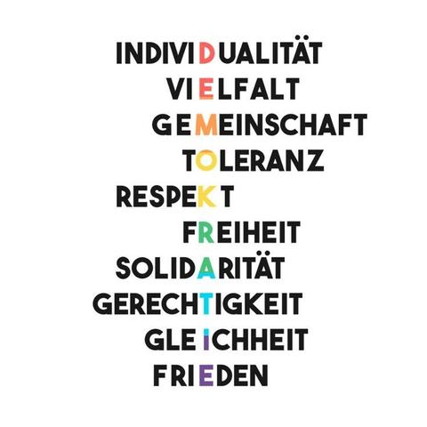 Weißer Hintergrund mit unternander aufgereihte Worten,wie folgt:INDIVIDUALITÄT
VIELFALT
GEMEINSCHAFT
TOLERANZ
RESPEKT
FREIHEIT
SOLIDARITÄT
GERECHTIGKEIT
GLE ICHHEIT
FRIEDEN

Die Worte sind so aufgereiht,dass das Wort "Demokratie " sich in der Mitte ergibt und in Regenbogenfarbe dargestellt ist.