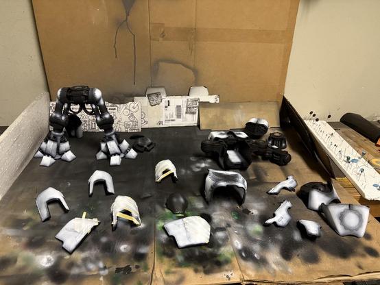 A mess of reaver Titan parts, now with a nice light gradient white highlight.