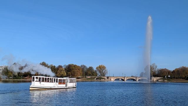 Foto auf die Binnenalster mit der Alsterfontäne und dem historischen Alsterschiff St. GEorg.