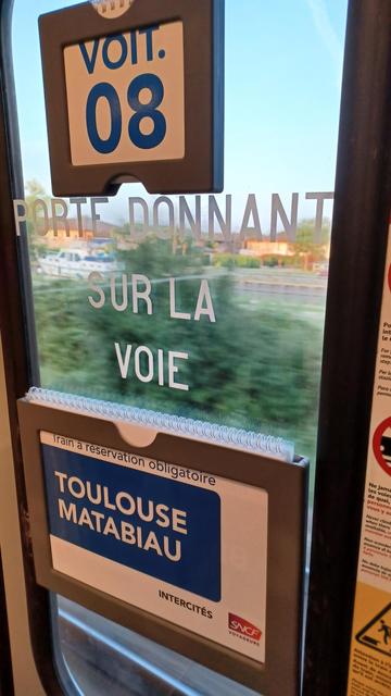 Depuis le coyloir du train de nuit pour Toulouse, vue sur le canal latéral à la garonne