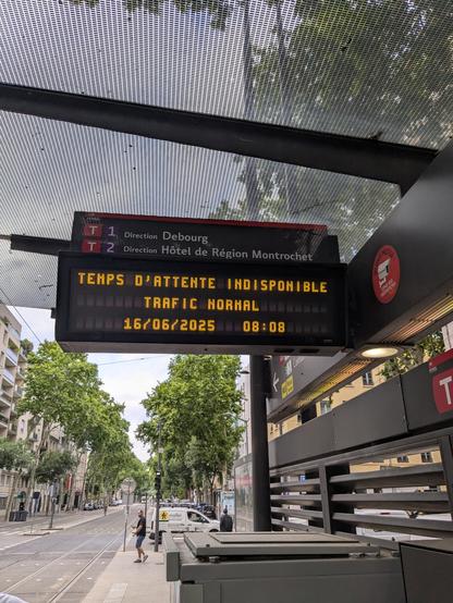 Panneau d'affichage numérique de la station de tramway Place des Archives qui dit :
"Temps d'attente indisponible. Trafic normal"