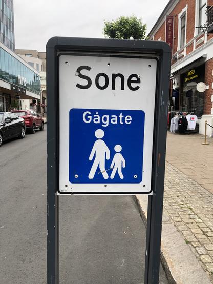 Un panneau signale en langue norvégienne l’entrée dans une zone piétonne