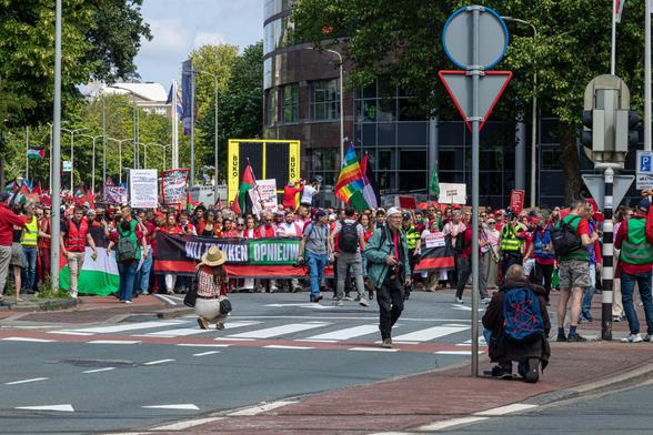 #sundaywalk Today, more than 100,000 people in red clothing made a human red thread through The Hague for the Palestinians in Gaza for the second time. To indicate to our government that the red line has been crossed and that sanctions must be imposed on Israel. This is because the government keeps claiming that the red line has not yet been crossed. The demonstration went without any problems. It was sometimes playful, but mainly serious. There was police present, but they mainly closed off the roads where people were not allowed to go. I would like to show you how many people participated. Young and old. I understand that such marches have already been held in other countries or will be held in the future. #freepalestine #streetphotography #photography #fotografie #denhaag #nederland #thenetherlands