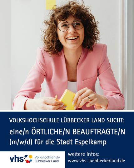 Ein Bild von einer freundlichen Person, darunter der Text " Volkshochschule Lübbecker Land sucht: eine/n örtliche/n Beauftragte/n (m/w/d) für die Stadt Espelkamp. Weitere Infos: vhs-luebbeckerland.de