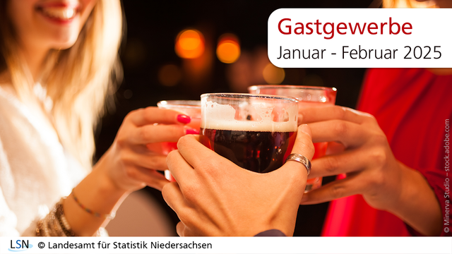 Gastgewerbe, Januar bis Februar 2025. Das Bild zeigt eine Nahaufnahme von Freundinnen, die mit ihrem Getränk anstoßen.