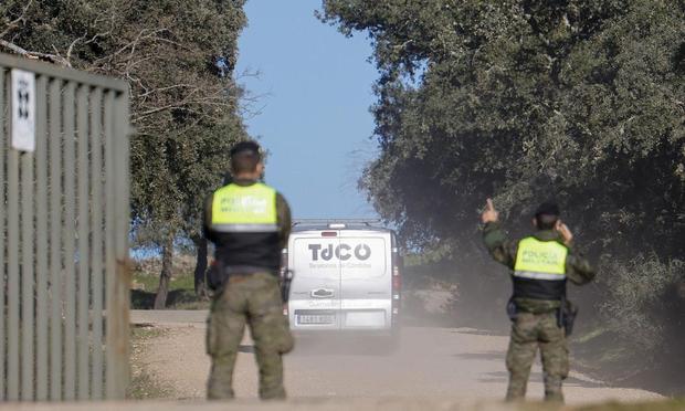 Un vehículo de los servicios funerarios del tanatorio de Córdoba sale de la base de la Brigada "Guzmán el Bueno" X de Cerro Muriano, tras el hallazgo de los dos cuerpos, en diciembre de 2023. (Salas / EFE)