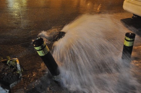 De regen valt zo hard, dat de riolen het niet meer aankunnen.