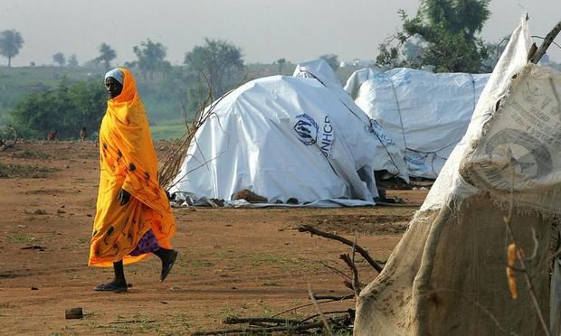 Un refugiado de la región de Darfur (Sudán), cruza el campamento improvisado en las afueras del campamento de Bredjing, en el vecino Chad. (Scott Nelson / Getty Images)