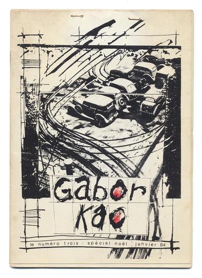 couverture, imprimée en noir sur blanc.
Texte manuscrit, dans une typographie à l'encre, avec plusieurs traits de plumes : "Gabor Kao", puis en caractères d'imprimerie : "le numéro trois : spécial noël". Au dessus du titre, une photographie de voitures de la première moitié du XXe, garées dans un parking recouvert de neige. Les traces de pneus font des arabesques, prolongées graphiquement hors de la photo.