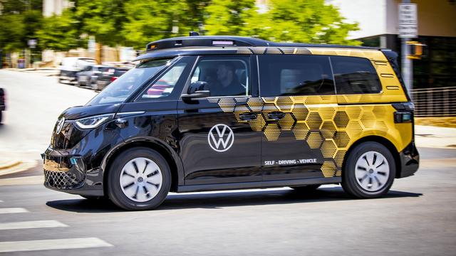 Symbolbild
Foto eines Kleintransporters der Marke VW ID-Buzz. Deutlich zu erkennen ist der Dachwulst, in dem sich die Sonsoren für das vollautomatisierte Fahren befinden.
Quelle:
https://autobuzz.my/2023/07/10/l4-autonomous-volkswagen-id-buzz-begins-testing-in-america-the-future-of-ride-hailing/