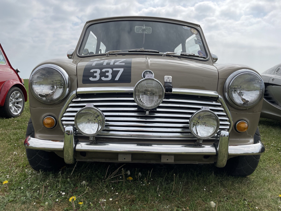 Do you like #ClassicMini? That’s handy as it’s #MiniMonday, a celebration of all things Mini, hooray! - http://miniphernalia.co.uk