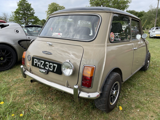 Do you like #ClassicMini? That’s handy as it’s #MiniMonday, a celebration of all things Mini, hooray! - http://miniphernalia.co.uk