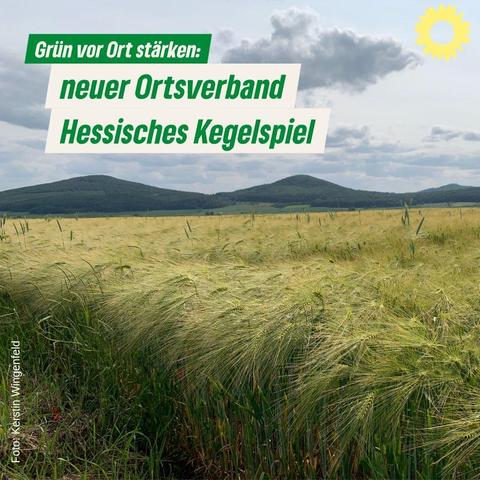 Das Bild zeigt eine weite, goldene Weizenfelderlandschaft, die von sanften Hügeln im Hintergrund umgeben ist. Der Himmel ist teilweise bewölkt, und ein gelber Sonnensymbol befindet sich im oberen rechten Bereich. Im Vordergrund wehen die Weizenstiele im Wind, was eine lebendige und natürliche Atmosphäre vermittelt. Über dem Bild steht in grünen und weißen Textblöcken der Schriftzug "Grün vor Ort stärken: neuer Ortsverband Hessisches Kegelspiel". Die Fotografie ist von Kerstin Wingenstein aufgenommen worden, wie im linken unteren Bereich des Bildes angegeben.

Bereitgestellt von @altbot, privat und lokal generiert mit Ovis2-8B

🌱 Energieverbrauch: 0.177 Wh