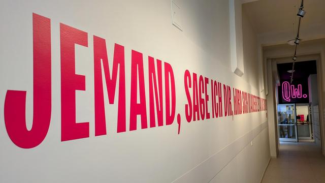 Photo of quotation by Sappho "Jemand, sage ich dir, wird sich an uns erinnern, auch in einer anderen Zeit" in entrance hall of new QWIEN buidling.