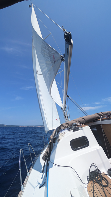 Ein Segelboot am Wind auf der Adria