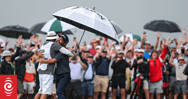 OAKMONT, PENNSYLVANIA - JUNE 15: J. J. Spaun of the United States celebrates with caddie Mark Carens after winning on the 18th green during the final round of the 125th U.S. OPEN at Oakmont Country Club on June 15, 2025 in Oakmont, Pennsylvania.   Patrick Smith/Getty Images/AFP (Photo by Patrick Smith / GETTY IMAGES NORTH AMERICA / Getty Images via AFP)