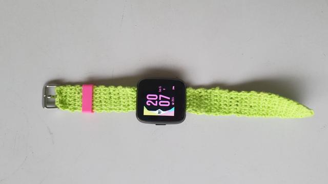 My pinetime laid flat to show the whole crochet wrist
Ma pinetime posée à  plat pour montrer le bracelet en entier