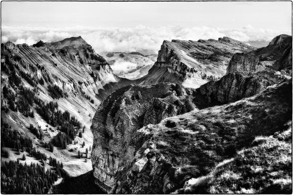 Schwarzweissfotografie einer Berglandschaft mit Pass.