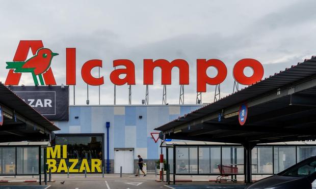 Un supermercado de la cadena Alcampo en Barcelona. (MANUEL MILÁN VIA Getty Images)