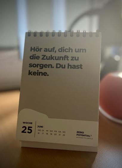 Kalenderblatt: „Hör auf, dich um die Zukunft zu sorgen. Du hast keine.“