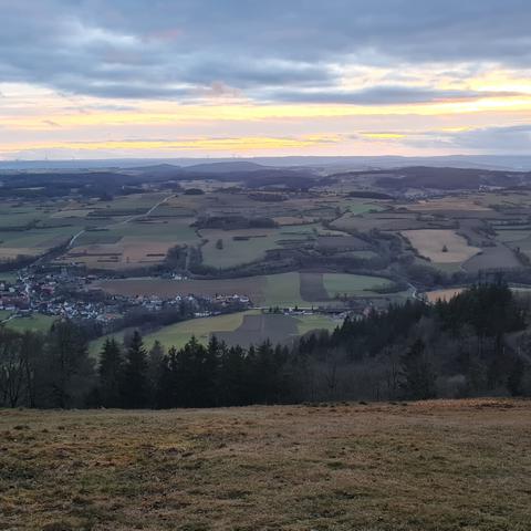 Ausblick auf eine ländliche Region, vor allem Felder, Wald, wenig Besiedlung