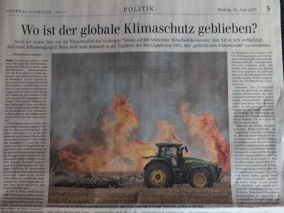 Ausschnitt eines Zeitungsartikels mit einem Bild, das ein Trecker zeigt, der über ein Feld fährt. Im Hintergrund sieht man hobe Flammen des brennenden Felds aufsteigen.