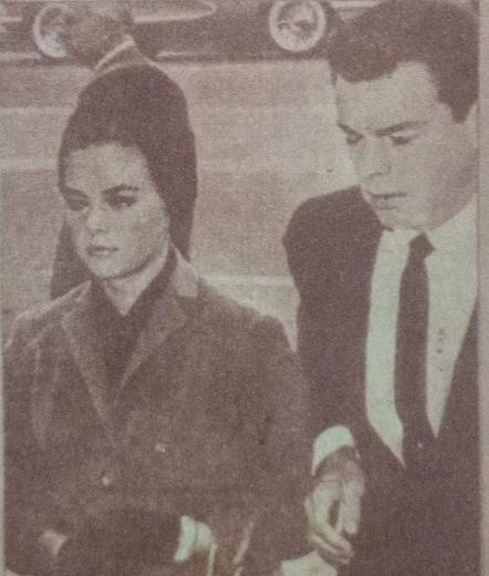 Natalie Wood y Bob Wagner posando en una imagen en blanco y negro, con expresiones serias, vista en un entorno urbano.