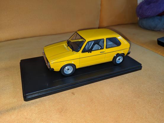 Modell eines Volkswagen Golf L in Gelb im Maßstab 1:24