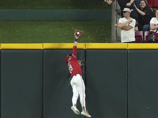 Friedl makes game-saving grab and Reds rally beat Brewers 4-2