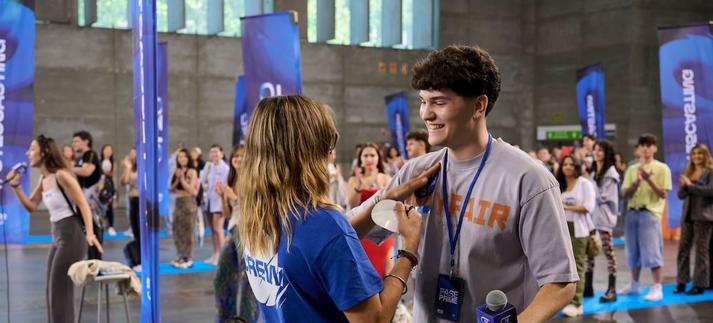Noemía Galera pone la pegatina a uno de los candidatos a entrar en la Academia de 'OT 2025' / Prime Video