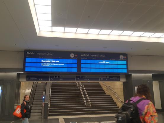 Knapper Hinweis "S-Bahn nutzen" am Bahnhof Zoo.