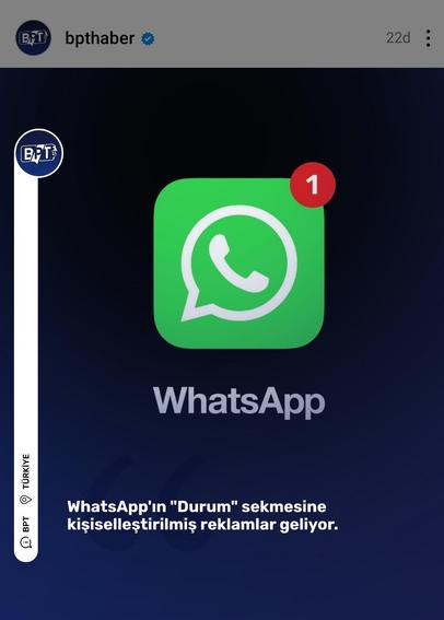 Görselde, “bpthaber” adlı doğrulanmış bir hesaptan alınmış bir sosyal medya gönderisinin ekran görüntüsü yer alıyor. Gönderinin ortasında, yeşil bir arka plan üzerinde, telefon simgesi olan beyaz bir konuşma balonunun içinde WhatsApp logosu göze çarpıyor. Logonun sağ üst köşesinde, okunmamış tek bir bildirimi gösteren, üzerinde “1” yazan kırmızı bir bildirim işareti var. Logonun altında beyaz renkte “WhatsApp” yazıyor. Gönderinin arka planı koyu mavi, sol tarafta beyaz bir kenar çubuğu var, üzerinde “BPT” logosu ve beyaz harflerle “TÜRKİYE” yazıyor. Gönderinin Türkçe metni şöyle: “WhatsApp’in ‘Durum’ sekmesine kişiselleştirilmiş reklamlar geliyor.” Bu da “WhatsApp’in ‘Durum’ sekmesine kişiselleştirilmiş reklamlar geliyor” anlamına geliyor. Resmin üst kısmında hesabın adı ve doğrulama anlamına gelen mavi bir onay işareti, “22d” tarihi ve daha fazla seçenek olduğunu gösteren üç dikey nokta var. @altbot tarafından sağlanmış, Ovis2-8B kullanılarak özel ve yerel olarak oluşturulmuş.