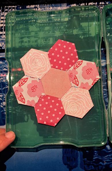 7 petit hexagone de tissus cousus entre eux pour créer une fleur (un au milieu, six autour)