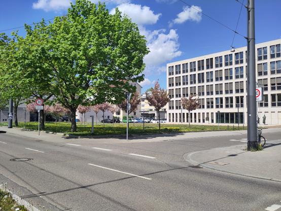 Der Rudolf-Duala-Manga-Bell Platz fotografiert von der Straßenbahnhaltestelle an auf der Olgastraße