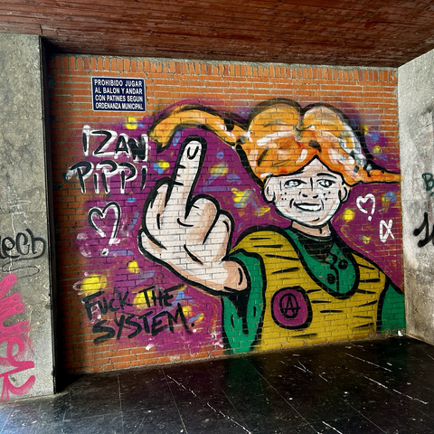 Streetart: Pippi Langstrumpf says "fuck you" by showing her middle finger.