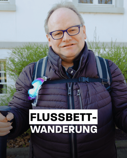Ein Mann mit grauem Haar und Brille steht vor einem Gebäude mit weißen Fenstern und grünen Büschen im Hintergrund. Er trägt eine Wanderjacke und einen Wanderucksack. In seiner linken Hand hält er einen Wanderstock, und an seinem Rucksack hängen eine verspiegelte Sonnenbrille. Der Text "FLUSSBETT-WANDERUNG" ist in großen, schwarzen Buchstaben auf weißem Hintergrund über seinem Bauch zu sehen.

Bereitgestellt von @altbot, privat und lokal generiert mit Ovis2-8B, bearbeitet