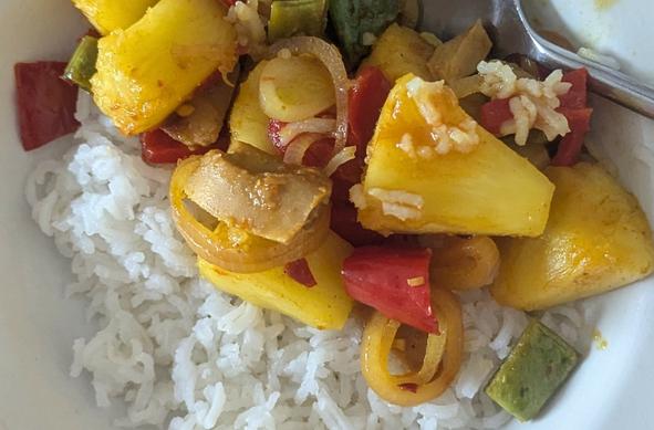 Ananas met groente en restantje planted en rijst