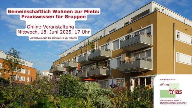 Zu sehen ist ein Wohngebäude mit vielen Mietwohnungen, die jeweils einen Balkon haben. Vor dem Komplex sind hoch gewachsene Grünpflanzen zu sehen, möglicherweise ein gemeinschaftlicher Garten. Das beige-braun des Gebäudes steht im Kontrast zum leuchtend blauen Himmel. In den Textfeldern sind die Veranstaltungsdaten und das Logo der Stiftung trias integriert.