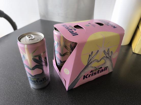 Une canette 33cl sortie du pack qui en contient 5 autres.