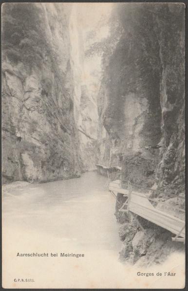 Printed monochrome postcard showing a view of the Aareschlucht or Aare Gorge near Meiringen in the Canton of Bern or Berne, Switzerland.

Published by Comptoir de Phototypie, Neuchâtel, No 5333, undivided back, c.1905.

Postally unused.

Good condition, with slight corner bumps, but small crease to bottom right corner.