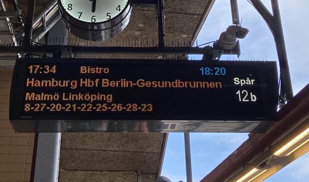 A photo of the information display on platform
12 of Stockholm Central. EN 345 to Berlin Gesundbrunnen (via Linköping, Malmö, Hamburg) is shown, departing at 18:20 instead of 17:34. The carriage order is also shown.