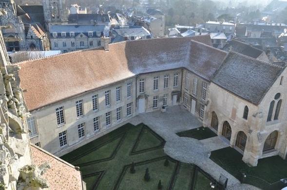 Ancien évêché à #Senlis (#Oise) Construction Gallo-romain. Les façades et couvertures ; la tour gallo-romaine et l'oratoire aménagé du XVe siècle ; la grande salle voûtée du rez-de-chaussée dans le bâtiment au ...
Suite 👉 https://monumentum.fr/monument-historique/pa00114890/senlis-ancien-eveche
#Patrimoine #MonumentHistorique
Photo CC-BY-SA 4.0 : Laptite.eva98.