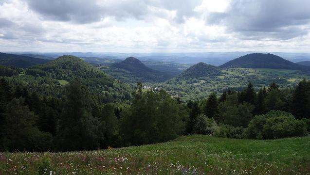 Des protrusions de phonolite dans le massif du Meygal, en Haute-Loire. De gauche à droite : le Chabrier, le Peyre de Bard, le Mont Rouge, le Mont Chanis.